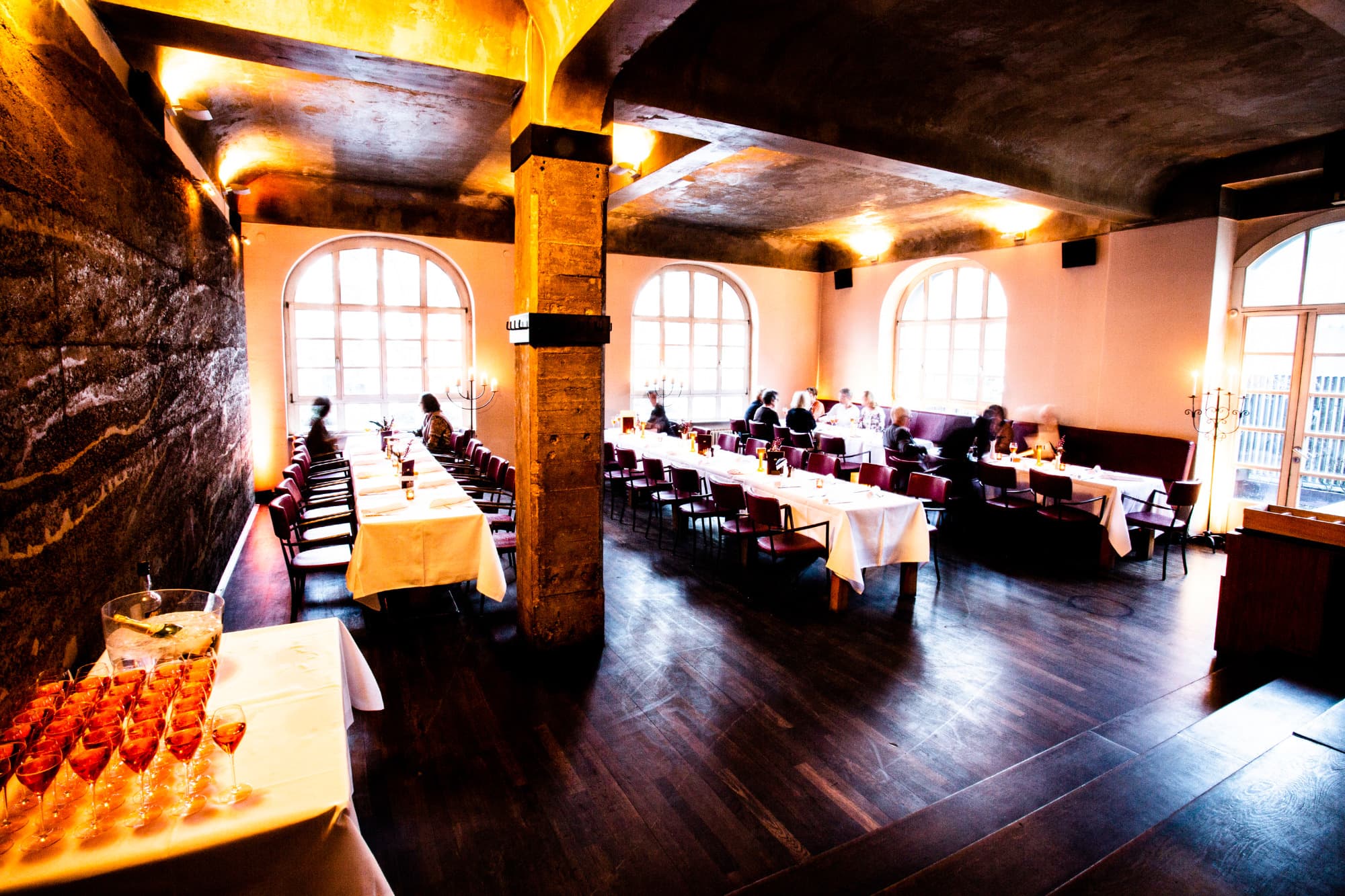Saal und Restaurant der Eventlocation Frankfurt mit Tafeln